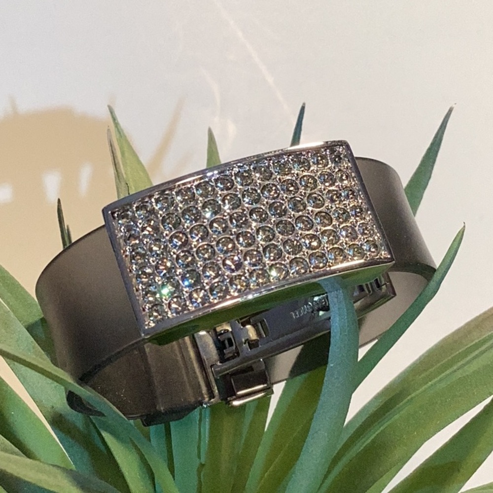 Swarovski, 72 crystals sparkle on rubberized bracelet band,stainless steel clasp - Picture 5 of 14